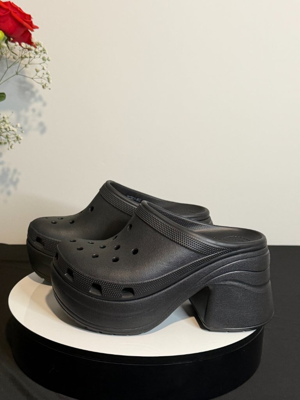 Siren Crocs (Mens 5, Womens 7) - Picture 3 of 9